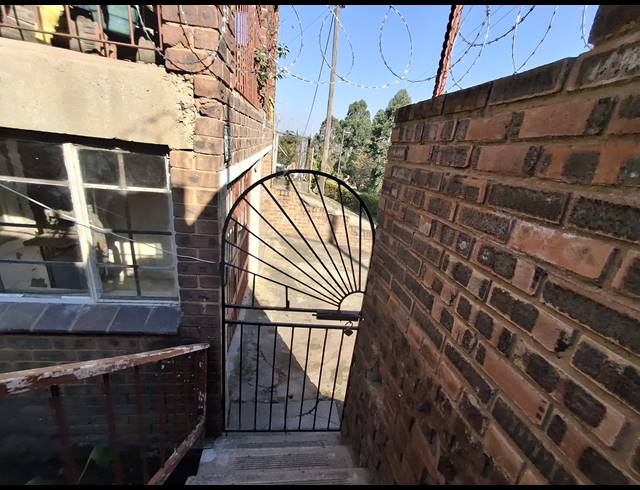 5 BEDROOM FREESTANDING FOR SALE IN EASTWOOD